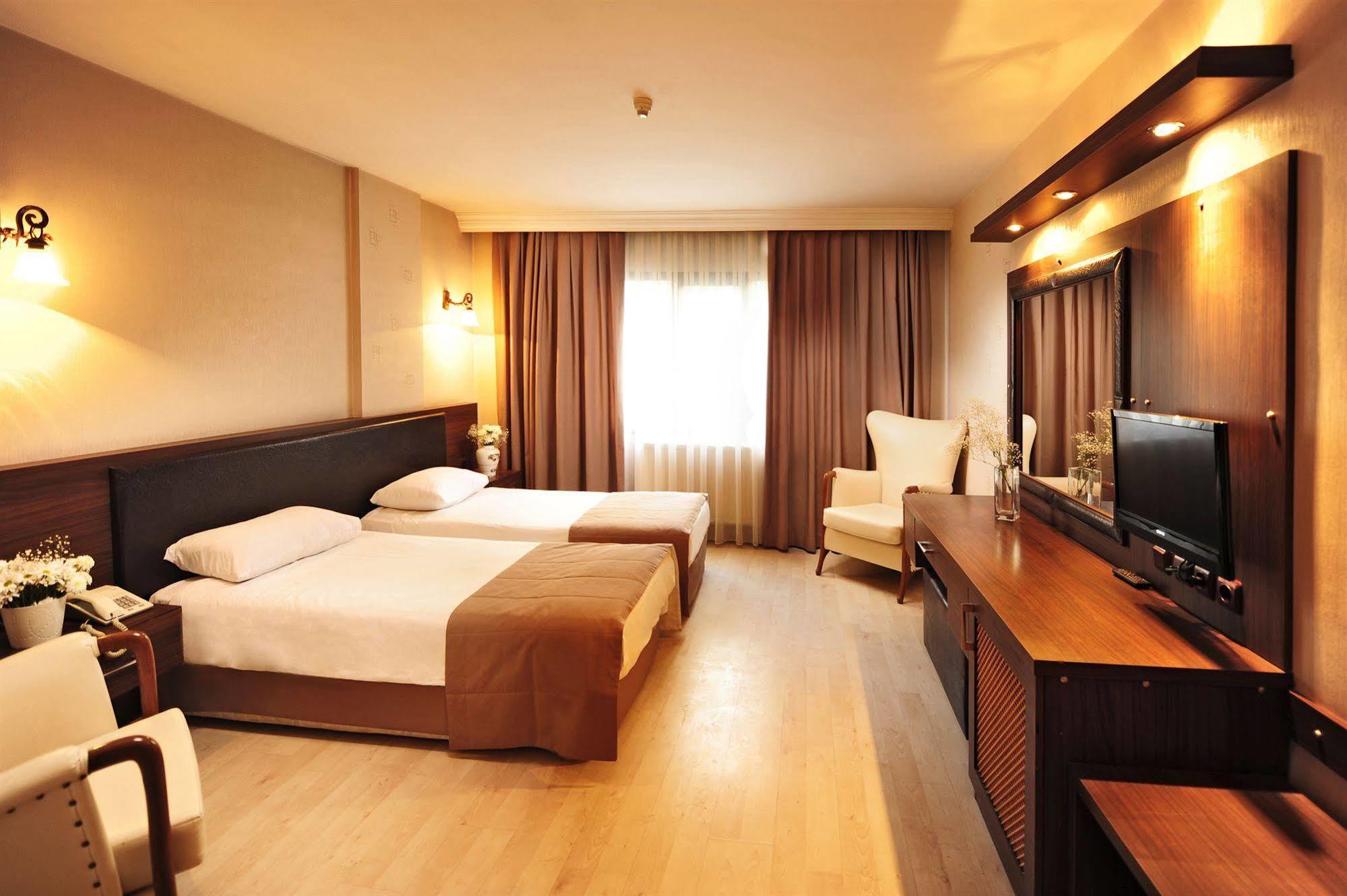 Uestuen Hotel Alsancak Izmir Zewnętrze zdjęcie